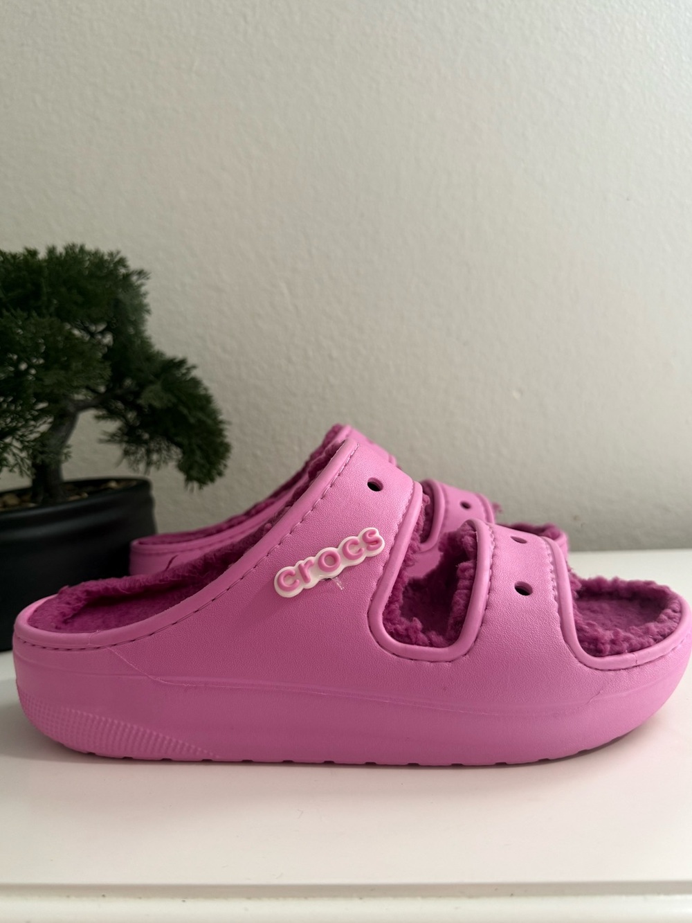 CROCS women size 9 classic cozzy Fuchsia Plush Double-Strap Slide